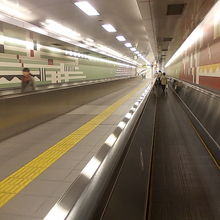 結構広い駅構内ですので、動く歩道が設置された所も…