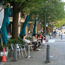 休憩用のパラソル付きテーブル