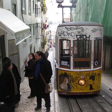 ビカのケーブルカー乗り場です。運転手は女性！