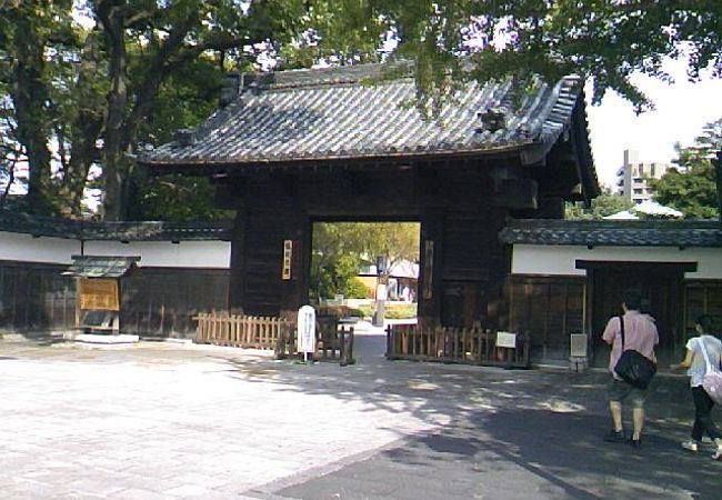 徳川美術館の古い門