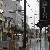 国際通りは店が多くてショッピングに便利です。