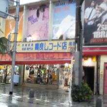 楽器店で三線なんかも売っています。