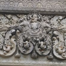 リンテルに彫られたヒンドゥー神話のレリーフが美しい