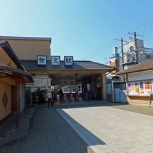 駅前から改札口を眺める