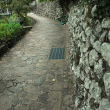 石垣がつづく小道