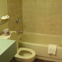 日本やヨーロッパのそれより浅めのバスタブ