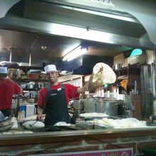 館内のカレー屋さん。ナンを作っているところが見える。カメラを