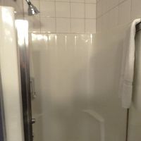 シャワールームのみでバスタブはありません。