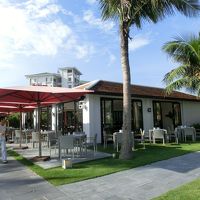 海辺のレストランでは飲み物などデッキチェアーまでたのめます