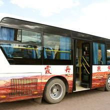 観光バス。中国語のバスガイド付。20元。