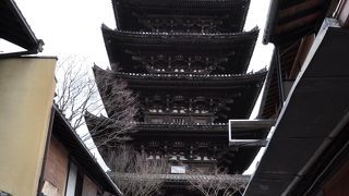 路地を進むと見えてきます