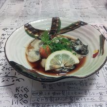 やや時期が早く小ぶりとの事でしたが、絶品の生ガキ。680円！