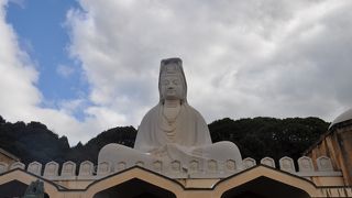 大きな白い観音様です