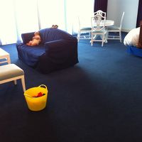 ビューバススイート。添い寝のこどもがいるとベッドに柵あり。