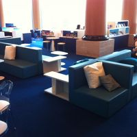 ブックカフェ。窓の外は高台から熱海の海を見下ろす景色。