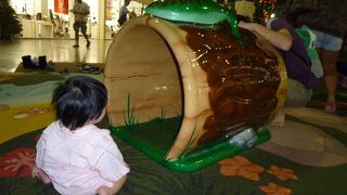 小さい子が遊べるスペースあり