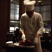 シェフが北京ダックを目の前でさばいてくれます。