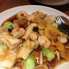 両面黄というあんかけ焼きそば。海鮮たっぷり。