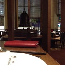 店内に釣り下がった鐘。