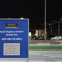 空港のシャトルバス乗り場の目印です。