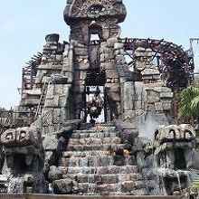 アトラクション　インディージョーンズ