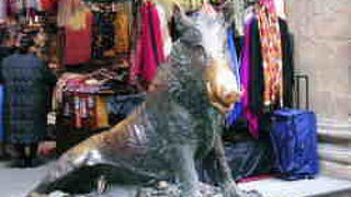 イノシシの銅像があります。