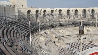 ローマ時代の闘技場。アルルの町を一望できます。