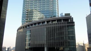 改装されて巨大なビル群に