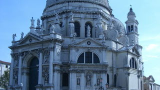 美しい丸い建物。