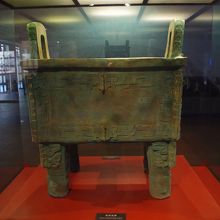 司母戊鼎。殷墟博物館の中の展示品。殷墟で一番の出土品