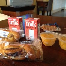 こちらで朝食に買った、パン、ミルクとフルーツパック。