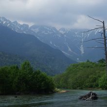 枯れた立木が雰囲気だしてます