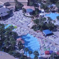 廊下から見たプール（窓が青紫のため写真も色がかっています）