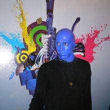 青く、テカッています。