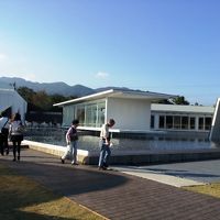 水上に浮かぶレストランとショップ