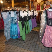 民族衣装も売ってます