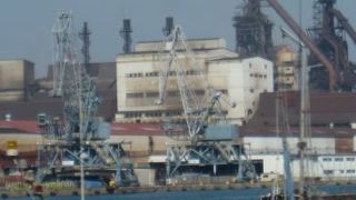 紫川河口にある工場群