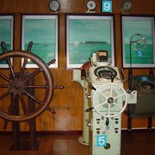 実物大の操舵席、自由に触れます