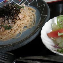 お昼。たらこスパゲティとサラダのランチです。