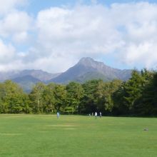 山麓から阿弥陀岳を望む