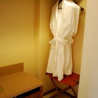 広いクローゼット。ふかふかのスリッパ♪