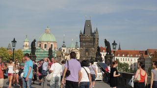 プラハ最古の石橋の上は、歩行者天国です。