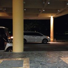 正面の白いワゴンがイブニングシャトルバス（北方方面）