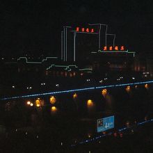 新安江夜景（中央、青いネオンの線が老大橋）