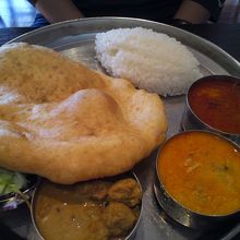 ランチ（￥950）　カリー３種＋バトゥラとライス付。