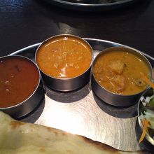 カリーは、どれもあっさりしていて、日本人好みかも♪ナンはお代