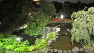 日本庭園を眺められるラウンジ
