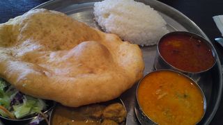 ノスタルジックな空間で、南インドのカリーランチ。