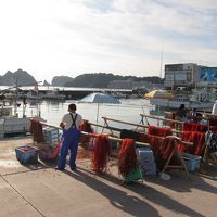 港からホテルを望む。画面真ん中、遠景がホテルです