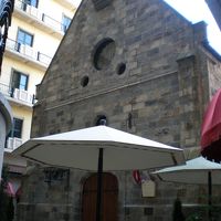 教会のある中庭